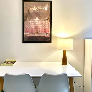https://charming-bright-sunny-studio-near-canal-st-martin.fr-paris.fr